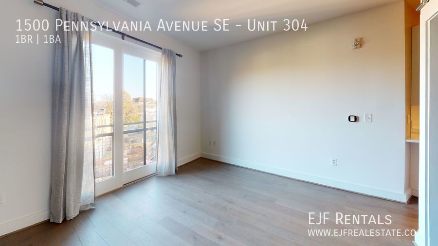 Updated Junior One Bedroom W/Full Sized Washer/Dryer, Large Bathroom, Spacious Kitchen, & More! property image