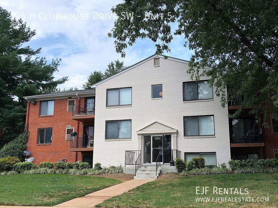 Leesburg 2 bedroom condo with balcony property image