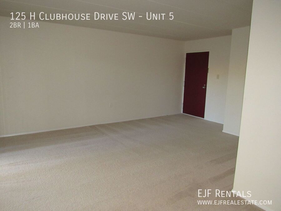 Leesburg 2 bedroom condo with balcony property image