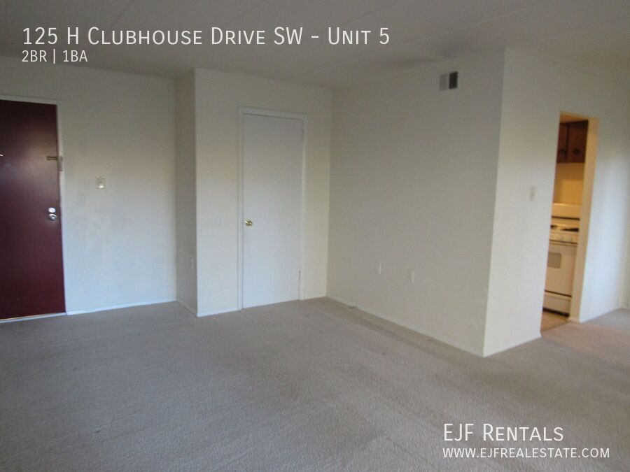 Leesburg 2 bedroom condo with balcony property image