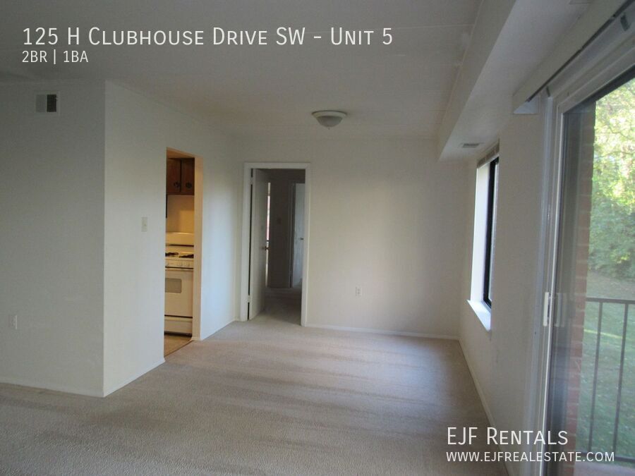 Leesburg 2 bedroom condo with balcony property image