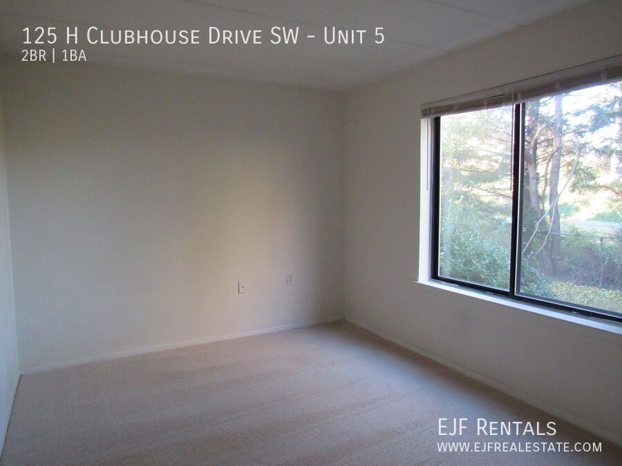 Leesburg 2 bedroom condo with balcony property image