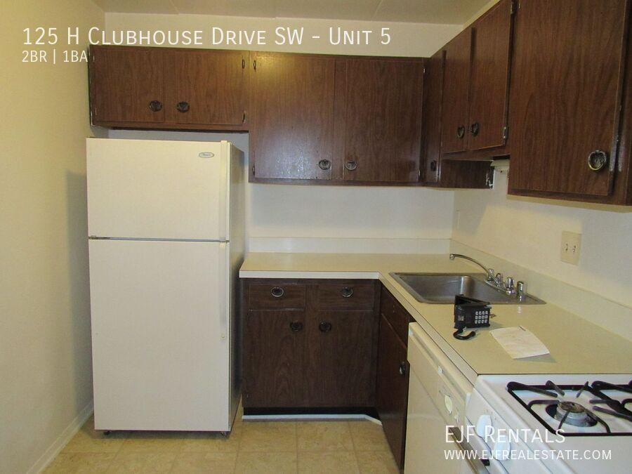 Leesburg 2 bedroom condo with balcony property image
