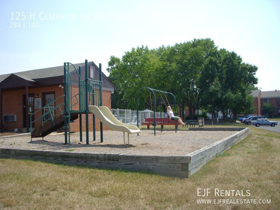 Leesburg 2 bedroom condo with balcony property image