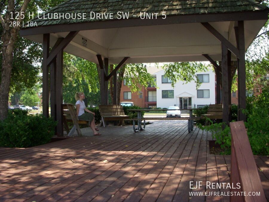 Leesburg 2 bedroom condo with balcony property image