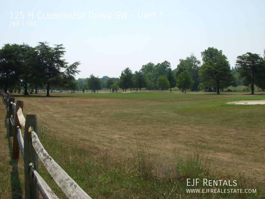 Leesburg 2 bedroom condo with balcony property image